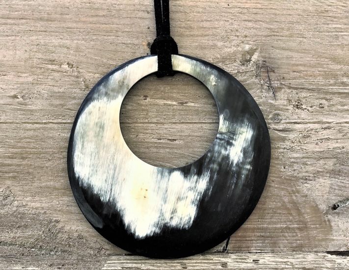 Superstoere hanger buffelhoorn. 8 cm. Gevarieerde kleuren Matte finish, lichtgewicht. 100cm koord.