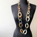 Stoere buffelhoorn ketting. Gevarieerde kleuren, matte finish. Lichtgewicht. Lengte 116cm