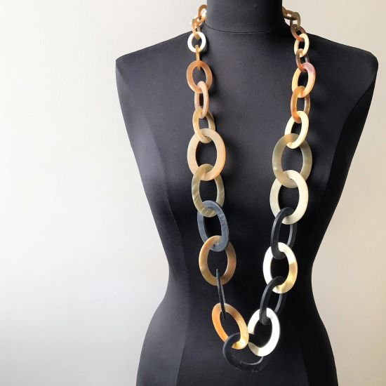 Stoere buffelhoorn ketting. Gevarieerde kleuren, matte finish. Lichtgewicht. Lengte 116cm