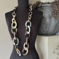 Stoere buffelhoorn ketting. Gevarieerde kleuren, matte finish. Lichtgewicht. Lengte 116cm
