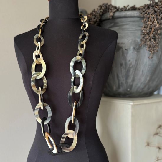 Stoere buffelhoorn ketting. Gevarieerde kleuren, matte finish. Lichtgewicht. Lengte 116cm