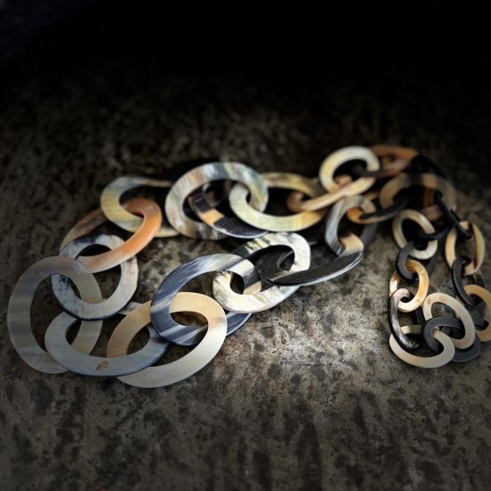 Stoere buffelhoorn ketting. Gevarieerde kleuren, matte finish. Lichtgewicht. Lengte 116cm