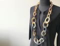 Stoere buffelhoorn ketting. Gevarieerde kleuren, matte finish. Lichtgewicht. Lengte 116cm