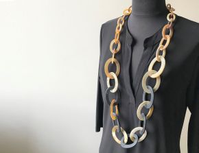 Stoere buffelhoorn ketting. Gevarieerde kleuren, matte finish. Lichtgewicht. Lengte 116cm