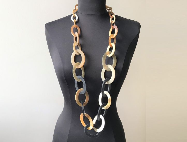 Stoere buffelhoorn ketting. Gevarieerde kleuren, matte finish. Lichtgewicht. Lengte 116cm