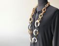 Stoere buffelhoorn ketting. Gevarieerde kleuren, matte finish. Lichtgewicht. Lengte 116cm