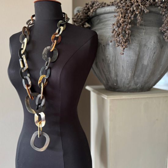 Stoere handgemaakte ketting buffelhoorn. Zwart geaderd, matte finish, lichtgewicht. Lengte 116cm.