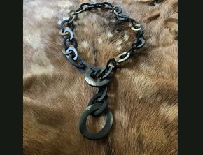 Stoere handgemaakte ketting buffelhoorn. Zwart geaderd, matte finish, lichtgewicht. Lengte 116cm.