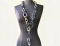 Stoere handgemaakte ketting buffelhoorn. Zwart geaderd, matte finish, lichtgewicht. Lengte 116cm.