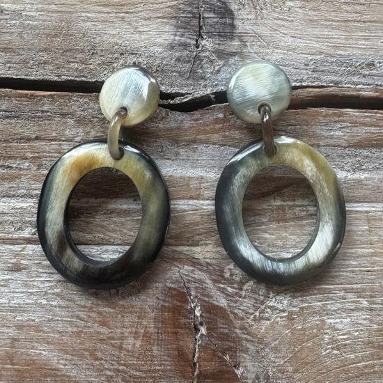 Handgemaakte buffelhoorn oorbellen 5.3 x 2.9cm. Gevarieerde tintjes. Lichtgewichtjes