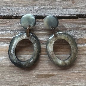 Handgemaakte buffelhoorn oorbellen 5.3 x 2.9cm. Gevarieerde tintjes. Lichtgewichtjes