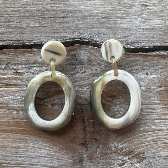 Handgemaakte buffelhoorn oorbellen 5.3 x 2.9cm. Gevarieerde tintjes. Lichtgewichtjes