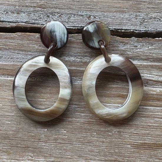 Handgemaakte buffelhoorn oorbellen 5.3 x 2.9cm. Gevarieerde tintjes. Lichtgewichtjes