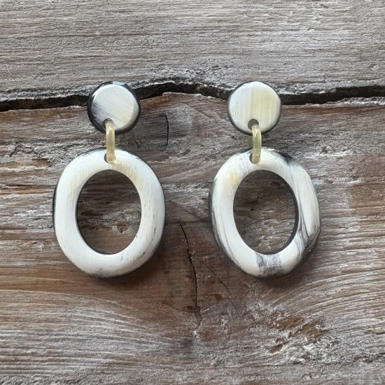 Handgemaakte buffelhoorn oorbellen 5.3 x 2.9cm. Gevarieerde tintjes. Lichtgewichtjes