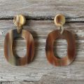 Handgemaakte oorbellen buffelhoorn, 4.4x3.6cm. Glans.