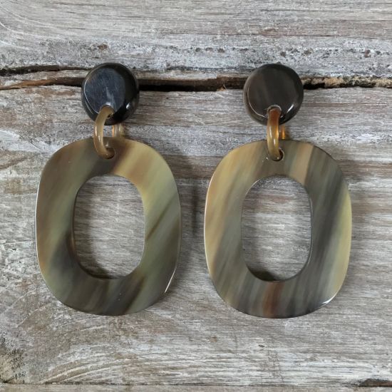 Handgemaakte oorbellen buffelhoorn, 4.4x3.6cm. Glans.