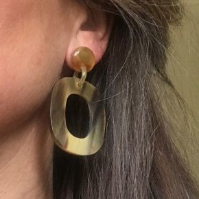 Handgemaakte oorbellen buffelhoorn, 4.4x3.6cm. Glans.