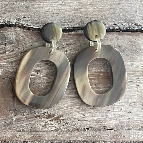 Handgemaakte oorbellen buffelhoorn, 4.4x3.6cm. Glans.