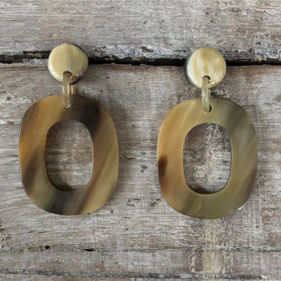 Handgemaakte oorbellen buffelhoorn, 4.4x3.6cm. Glans.