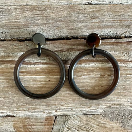 Handgemaakte creolen buffelhoorn 6.5 cm, Bruintintjes. Glans 