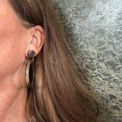 Handgemaakte creolen buffelhoorn 6.5 cm, Bruintintjes. Glans 