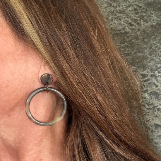 Handgemaakte creolen buffelhoorn 6.5 cm, Bruintintjes. Glans 