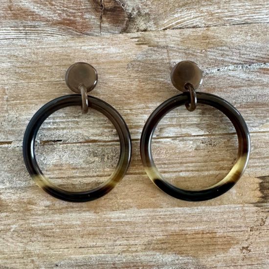 Handgemaakte creolen buffelhoorn 6.5 cm, Bruintintjes. Glans 