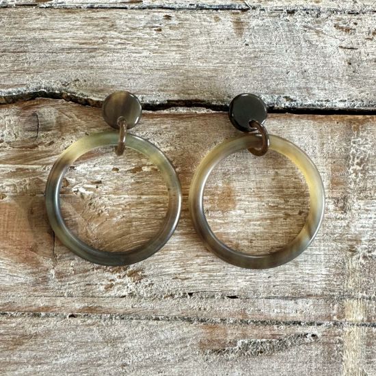 Handgemaakte creolen buffelhoorn 6.5 cm, Bruintintjes. Glans 