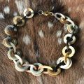 Handgemaakt, buffelhoorn collier met dubbele ronde schakels 63 cm. Mat. Basis lichte tinten.