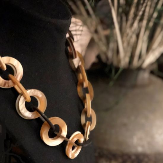 Handgemaakt, buffelhoorn collier met dubbele ronde schakels 63 cm. Mat. Basis lichte tinten.