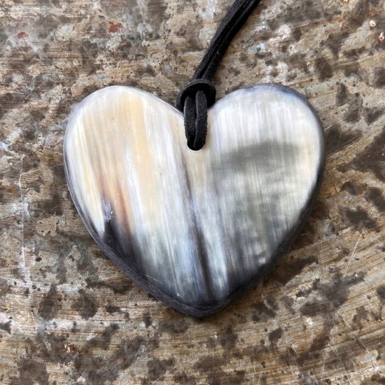 Mooie hartvormige buffelhoorn hanger 6.3x5.8cm. aan koord. Mat.