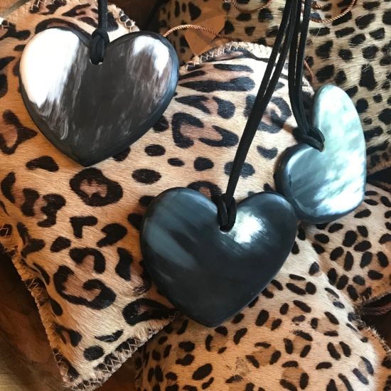 Mooie hartvormige buffelhoorn hanger 6.3x5.8cm. aan koord. Mat.