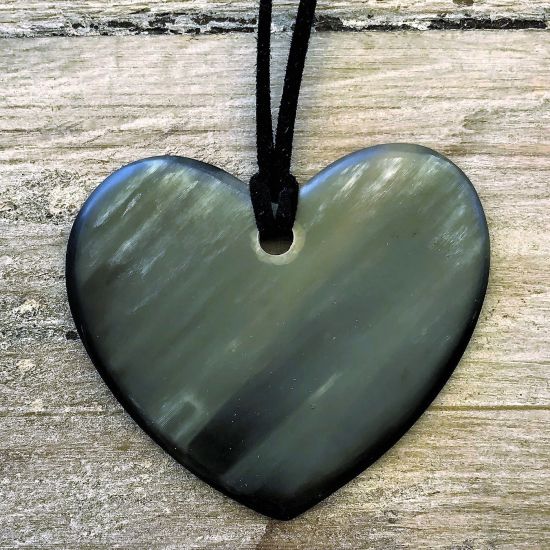 Mooie hartvormige buffelhoorn hanger 6.3x5.8cm. aan koord. Mat.