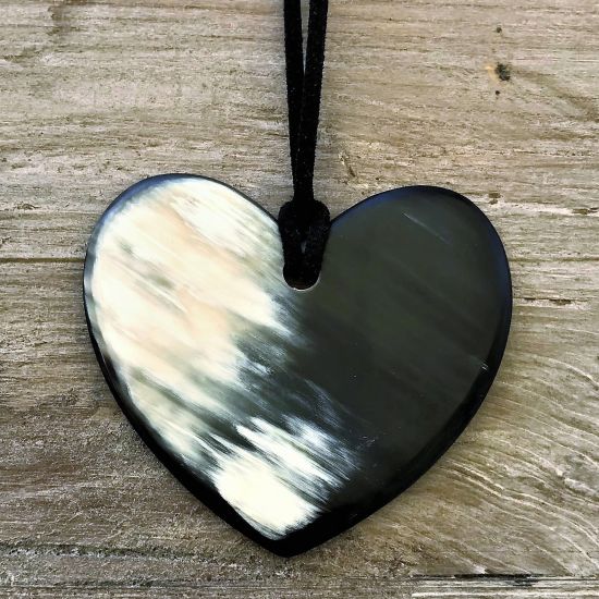 Mooie hartvormige buffelhoorn hanger 6.3x5.8cm. aan koord. Mat.