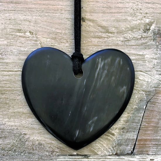 Mooie hartvormige buffelhoorn hanger 6.3x5.8cm. aan koord. Mat.