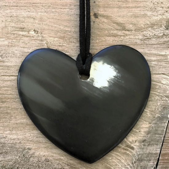 Mooie hartvormige buffelhoorn hanger 6.3x5.8cm. aan koord. Mat.