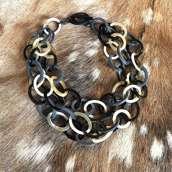 Stijlvolle handgemaakte ketting buffelhoorn, 3 laags. Glans, mat & geborsteld hoorn. Lengte 60cm.