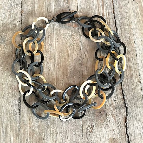 Stijlvolle handgemaakte ketting buffelhoorn, 3 laags. Glans, mat & geborsteld hoorn. Lengte 60cm.