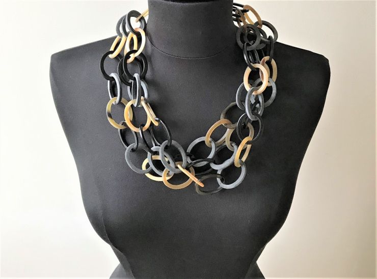 Stijlvolle handgemaakte ketting buffelhoorn, 3 laags. Glans, mat & geborsteld hoorn. Lengte 60cm.