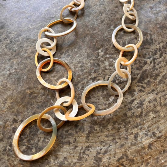 Sierlijke handgemaakte ketting buffelhoorn. Glans & mat gemixt. Blonde tintjes. Lichtgewicht. 116cm