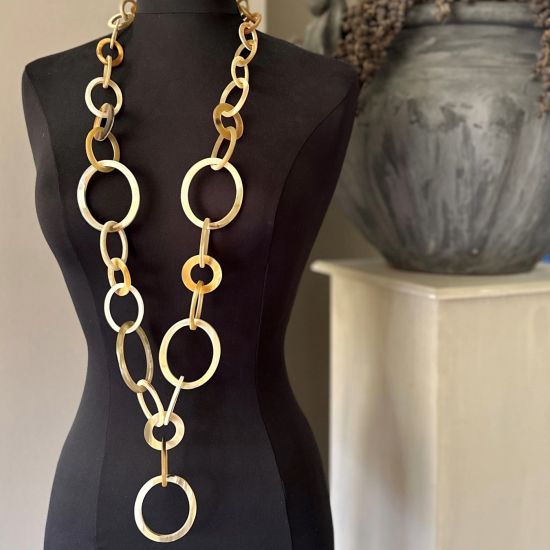 Sierlijke handgemaakte ketting buffelhoorn. Glans & mat gemixt. Blonde tintjes. Lichtgewicht. 116cm