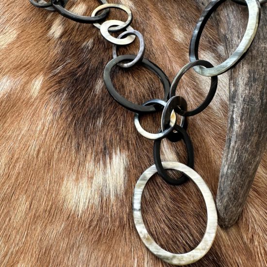 Sierlijke handgemaakte ketting buffelhoorn, zwarttonen. Finish: mat & glans. Lichtgewicht. 116cm.