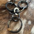 Sierlijke handgemaakte ketting buffelhoorn, zwarttonen. Finish: mat & glans. Lichtgewicht. 116cm.