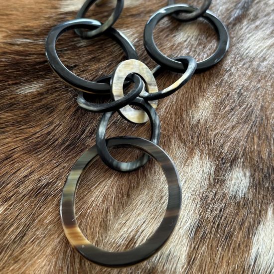 Sierlijke handgemaakte ketting buffelhoorn, zwarttonen. Finish: mat & glans. Lichtgewicht. 116cm.