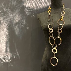Sierlijke handgemaakte ketting buffelhoorn, zwarttonen. Finish: mat & glans. Lichtgewicht. 116cm.