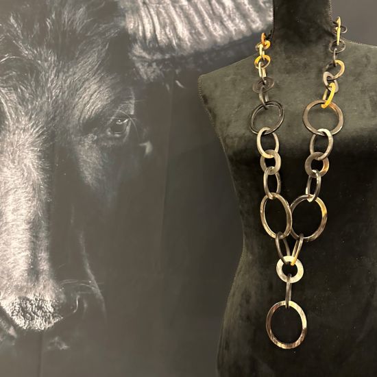 Sierlijke handgemaakte ketting buffelhoorn, zwarttonen. Finish: mat & glans. Lichtgewicht. 116cm.
