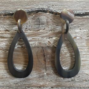 Handgemaakte oorbellen buffelhoorn 7 x 2.5 cm, Variatie in tintjes, matte finish. Lichtgewicht.