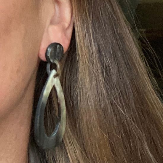 Handgemaakte oorbellen buffelhoorn 7 x 2.5 cm, Variatie in tintjes, matte finish. Lichtgewicht.