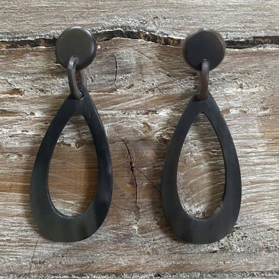 Handgemaakte oorbellen buffelhoorn 7 x 2.5 cm, Variatie in tintjes, matte finish. Lichtgewicht.