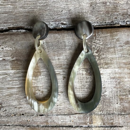 Handgemaakte oorbellen buffelhoorn 7 x 2.5 cm, Variatie in tintjes, matte finish. Lichtgewicht.